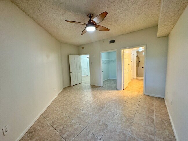 Building Photo - Las Palmas! 2 Bedroom | 2 Bathroom | Garage!
