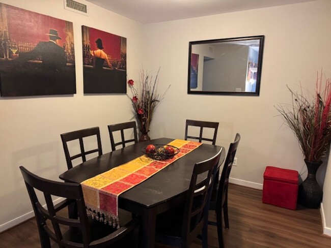 Building Photo - Apartment Located Minutes from Downtown Le...