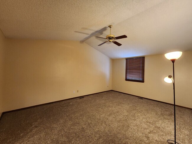 Building Photo - Beautiful 4 Bedroom Home on Cul Du Sac Wit...