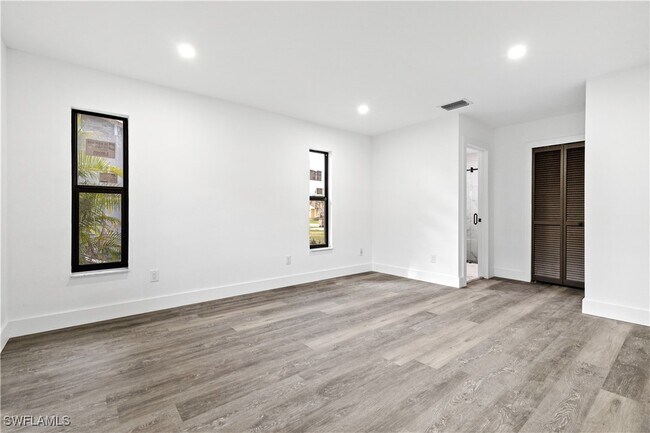 Building Photo - 709 SE 10th Pl