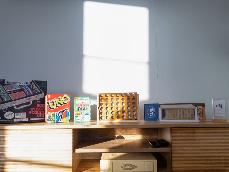 Building Photo - 168 School St