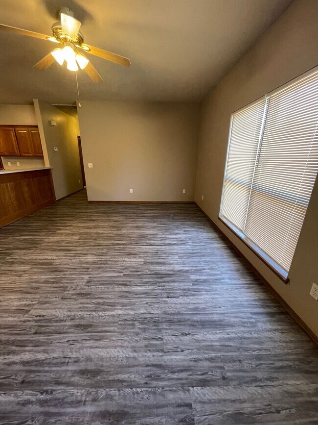 Building Photo - Three Bedroom in Norman with new hardwood ...