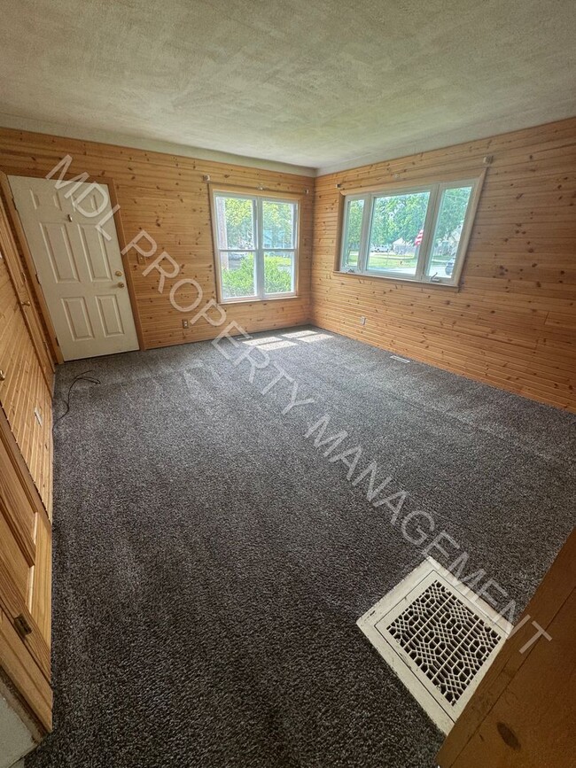 Building Photo - 2 bedroom 1 bathroom w/ additional living ...