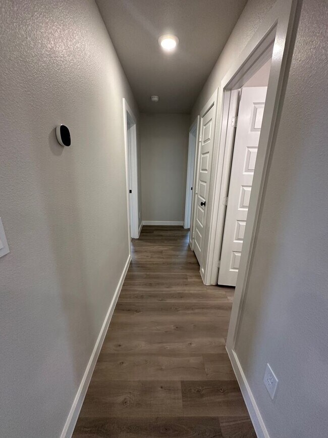 Building Photo - Welcome to Beacon Pointe!