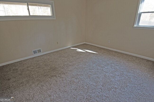 Building Photo - 305 Pinemount Dr