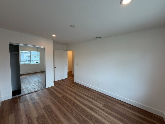 Building Photo - 6BD/3BA Close to Campus - Large Rooms! Great Yard!