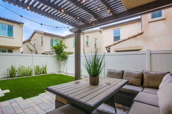 Building Photo - 5 Bedroom Home in Rancho Tesoro!