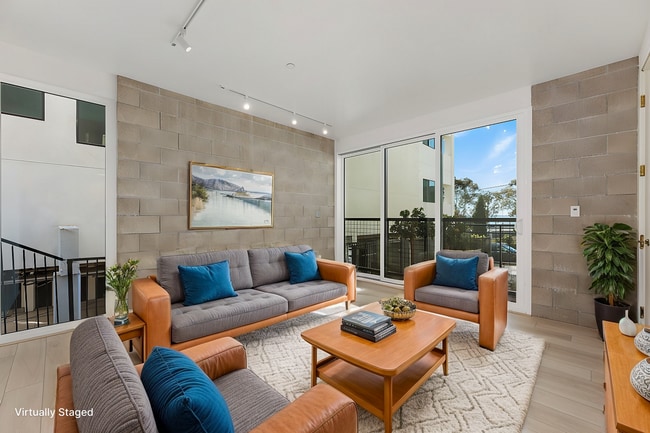 Building Photo - Contemporary Little Italy Studio!