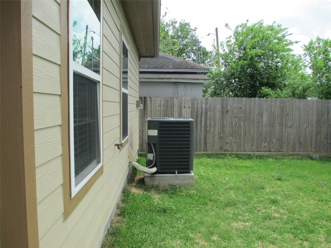 Building Photo - 1209 Elm St