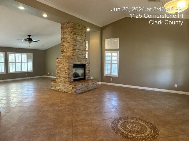 Building Photo - Beautiful Single Story with Pool in Eldora...