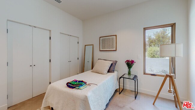 Building Photo - 4865 Wicopee Ave