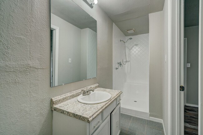 Building Photo - 11701 Jeffery Rd