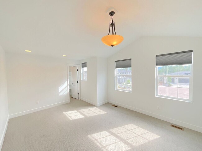 Building Photo - 5 Bedroom Home Available Near Baptist Rd &...