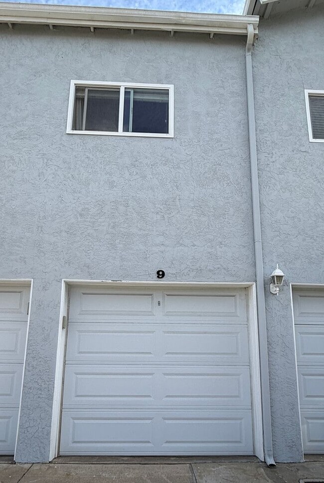 Building Photo - Beautiful 2 BD, 1.5 BA condo w/1 car detached garage for rent in University Heights!