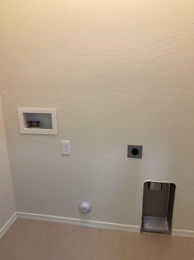 Building Photo - Price Reduced!! 3 bed 2 Bath in The Villas on Elm Contact Property Pros Property Management