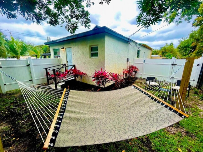 Building Photo - 625 NE 13th Ave