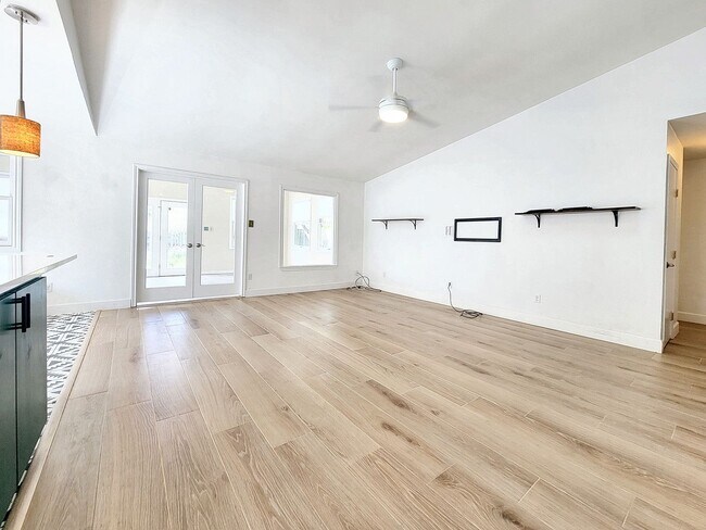 Building Photo - 3/BR 2/BA Single-Level Home with Sunroom a...