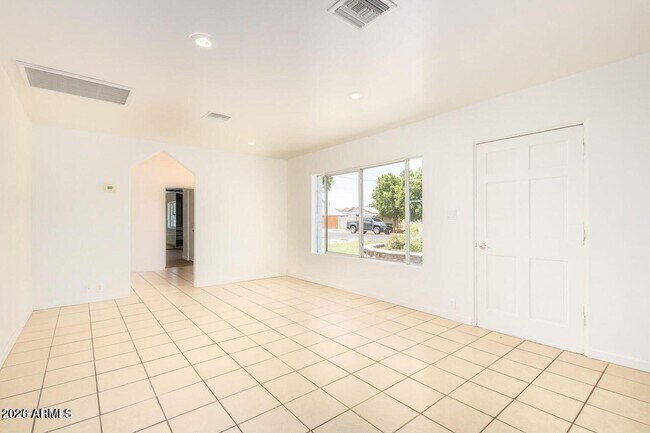 Building Photo - 2441 E Edgemont Ave