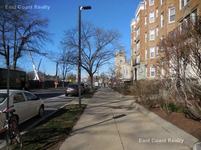 Building Photo - 231-235 Park Dr