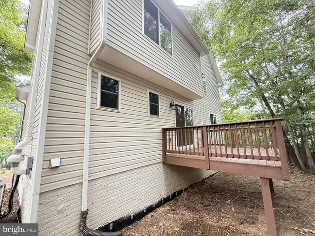 Building Photo - 1234 Lakeview Dr