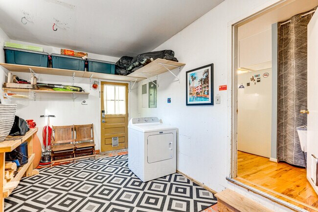 Building Photo - 725 35th St