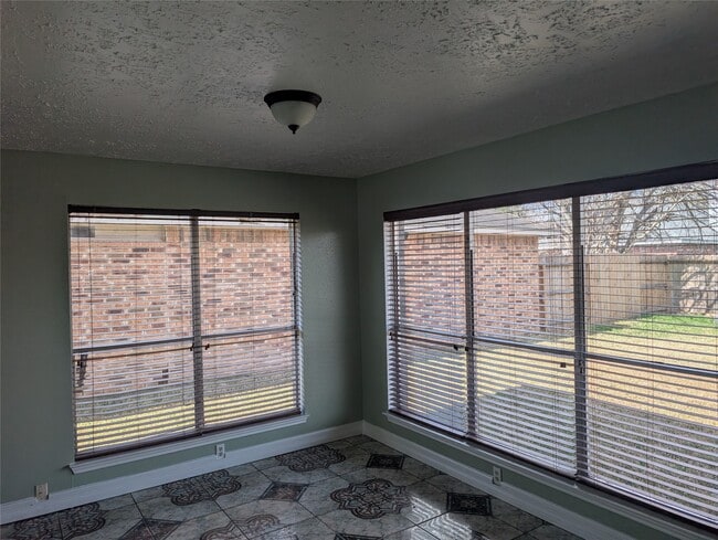 Building Photo - 2026 Sandy Knoll Dr