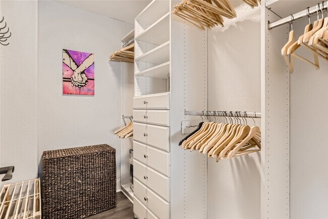 Building Photo - Highly desirable City Park one bed condo!