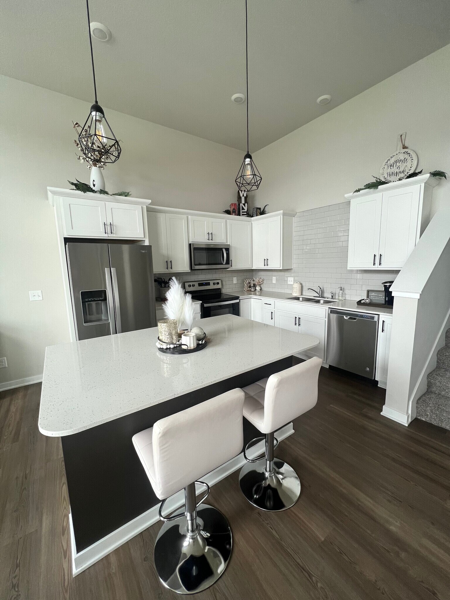 Building Photo - 949 NE Traverse Dr