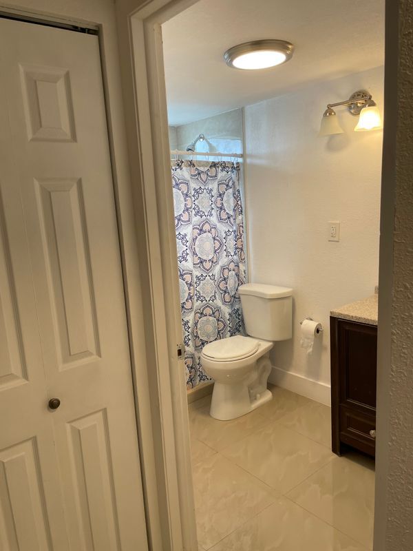 Building Photo - 142 SW 18th Ave