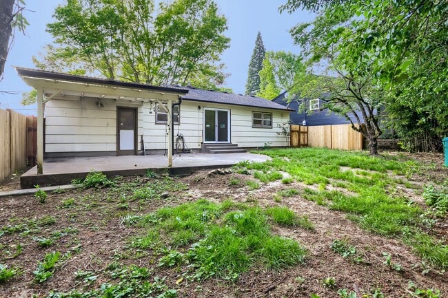 Building Photo - South Tabor — 2BR/1BA Home with Attached Garage
