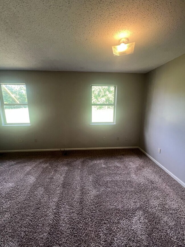 Building Photo - Desirable Modern Townhouse in Martin!