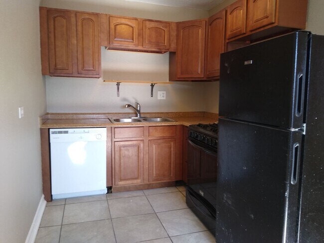Building Photo - Charming Large 1 Bedroom in the Heart of the City