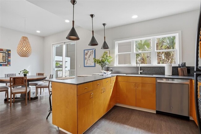 Building Photo - 106 Fareham Pl N