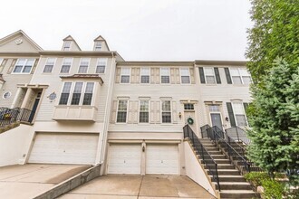 Building Photo - Gorgeous 3 Bedroom, 2.5 Bath Townhome In L...