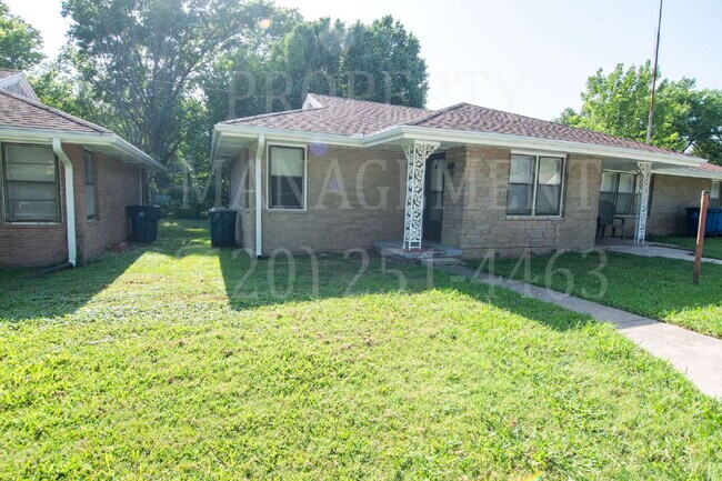 Building Photo - 2-Bedroom Duplex