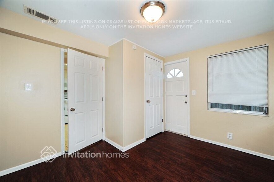 Building Photo - 3041 Holiday Lake Dr