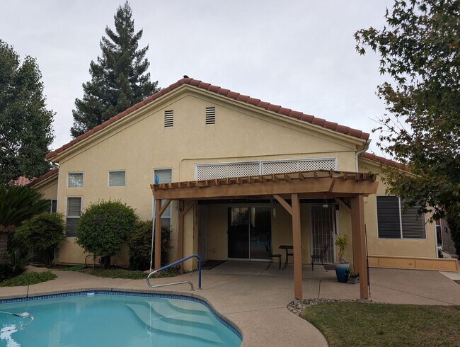Building Photo - Wonderful 4 bedroom home in Clovis offering a pool, spa, 3 car garage, potential RV and or boat s...