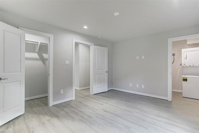 Building Photo - 645 E 11th 1/2 St