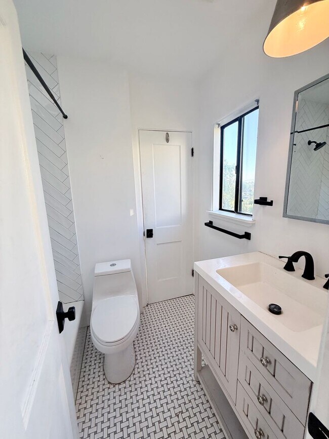 Building Photo - 1343 Quintero St