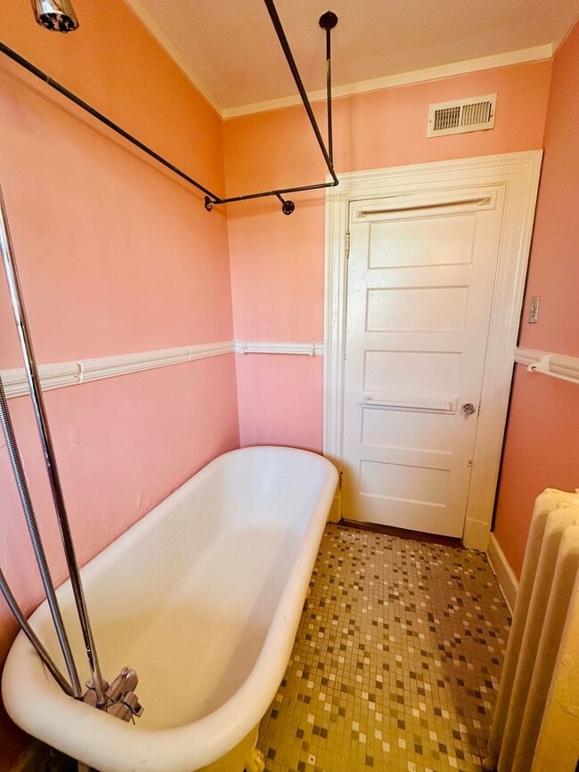 Building Photo - Charming 3bdrm/1.5bth Home Conveniently Located in Richmond's Carytown Area w/Private Balcony!!