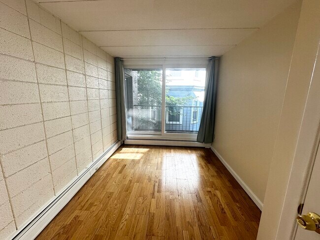 Building Photo - 26 Inman St