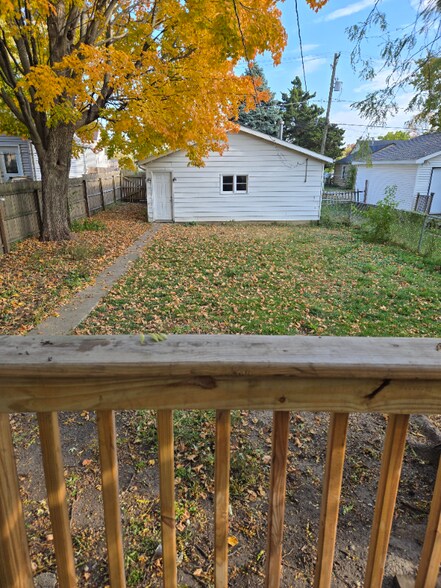 Building Photo - 252 S Oak St