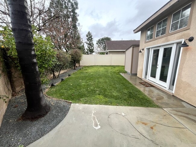 Building Photo - 4 bedroom, 2.5 bathroom home in a gated Riverside community!