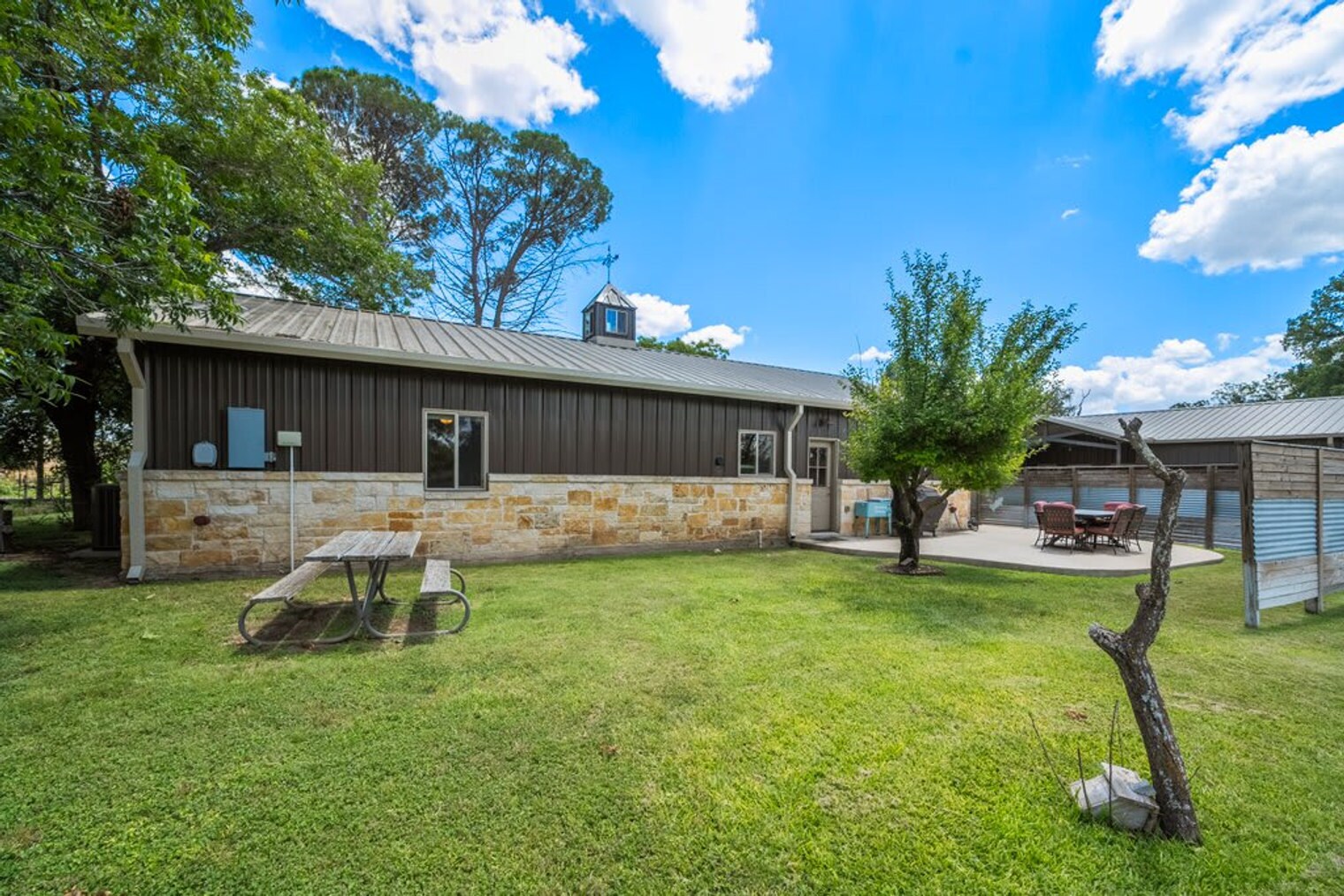 Building Photo - 1736 W Live Oak St