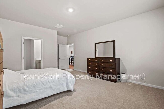 Building Photo - 643 Silver Spruce St