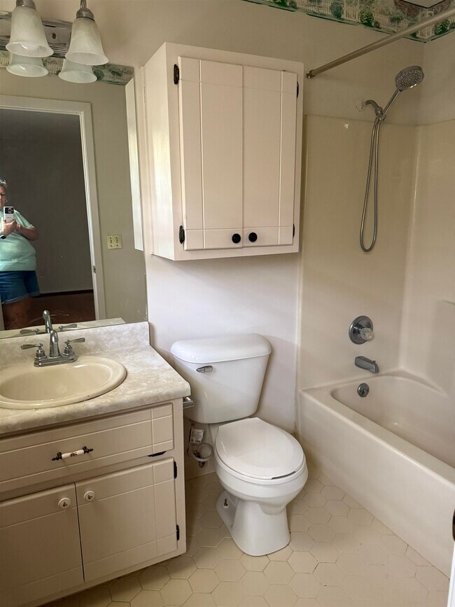 Building Photo - 1702 S Center St