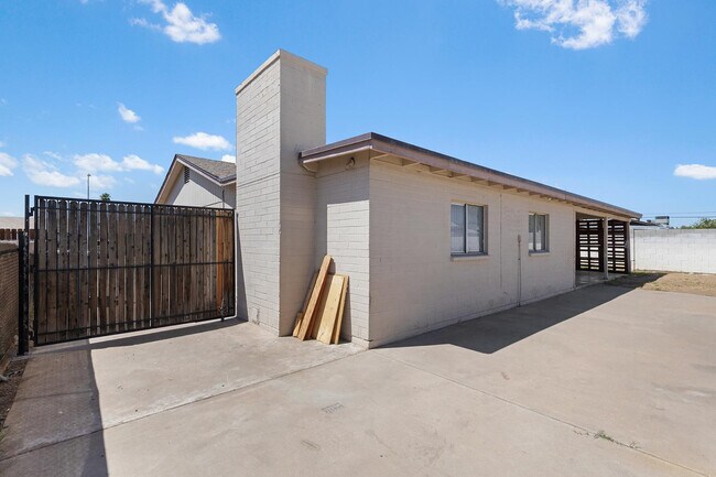 Building Photo - 7422 W Turney Ave