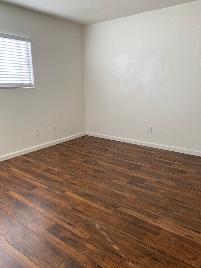 Building Photo - 4077 Oakcrest Dr