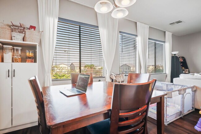 Building Photo - "Spacious 4-Bed Oasis with Outdoor Kitchen & Hardwood Elegance in North Las Vegas!"