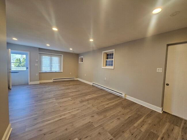 Building Photo - 370 Bruce Ave